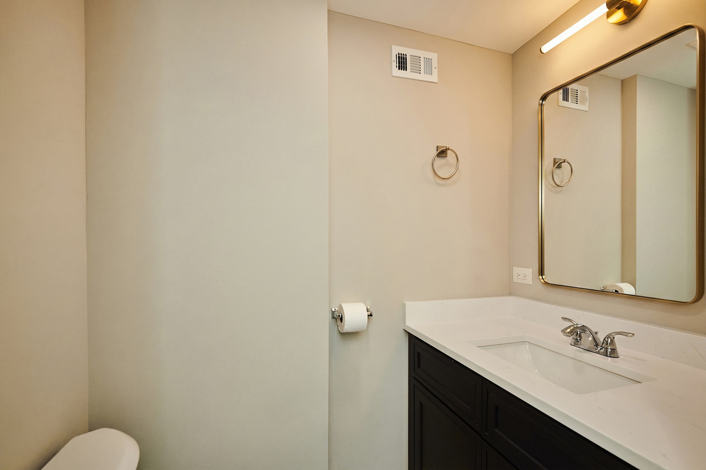7074 N Ridge Boulevard - Photo 11
