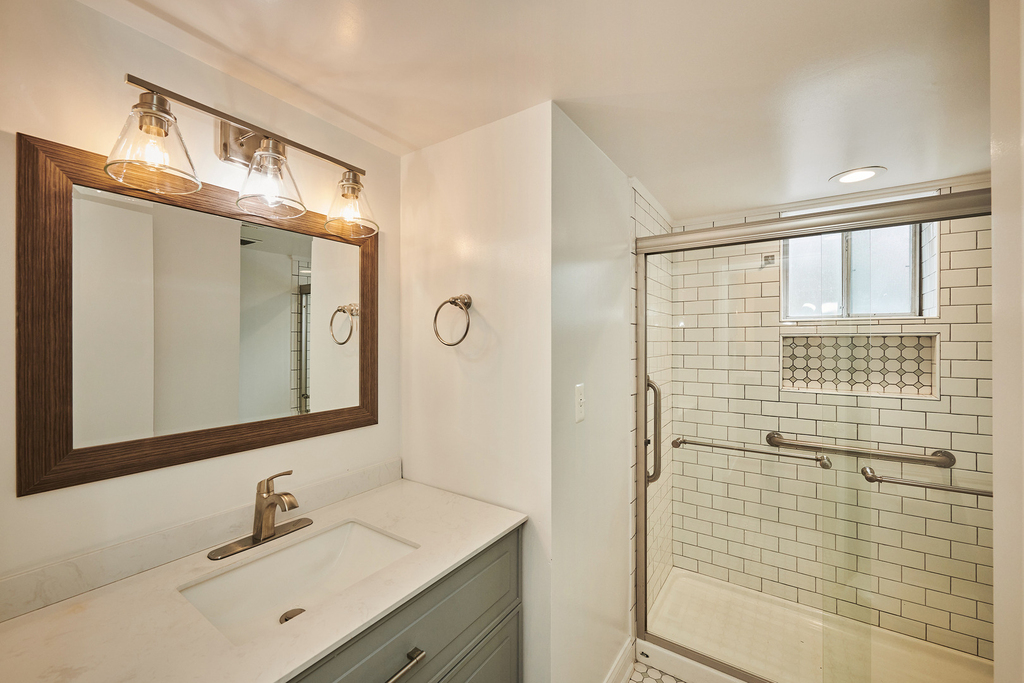 7074 N Ridge Boulevard - Photo 19