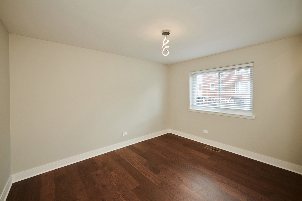 7074 N Ridge Boulevard - Photo 16
