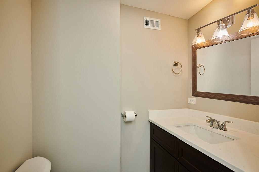 7074 N Ridge Boulevard - Photo 10