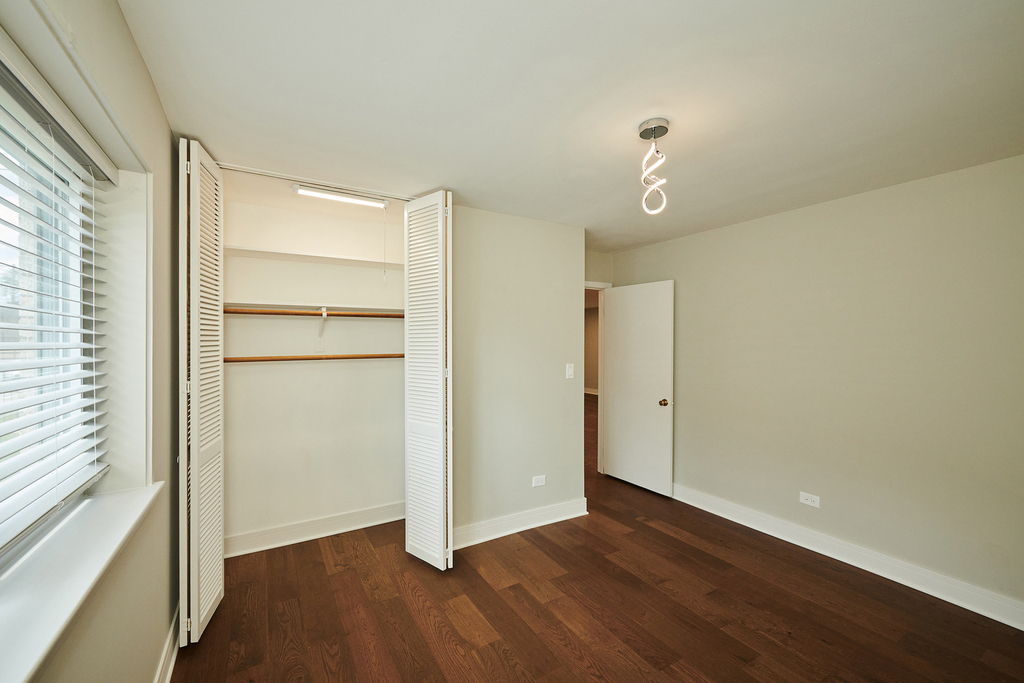 7074 N Ridge Boulevard - Photo 6