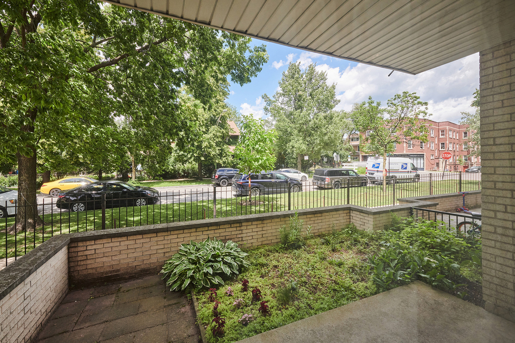 7074 N Ridge Boulevard - Photo 4