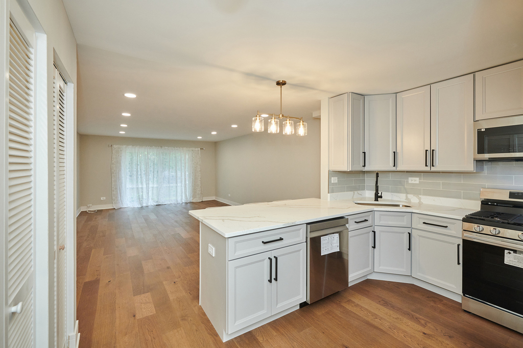 7074 N Ridge Boulevard - Photo 2