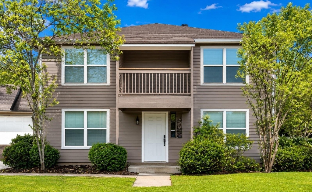 256 E Pecan Lane - Photo 0