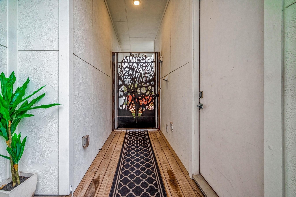 5722 Cullen Boulevard - Photo 2