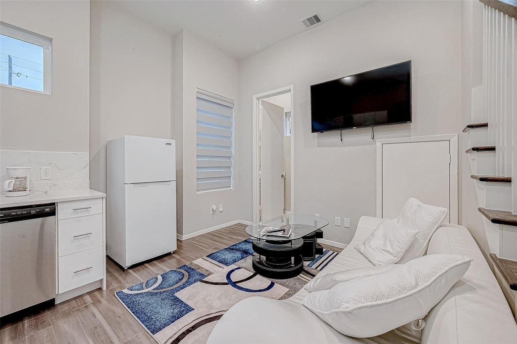 5722 Cullen Boulevard - Photo 4