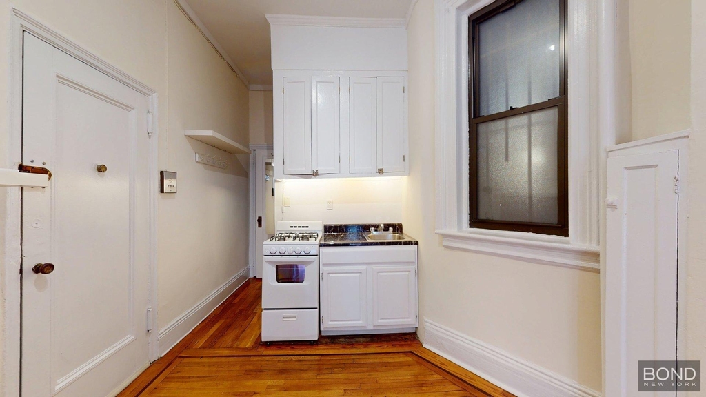 West 10th Street - Photo 2