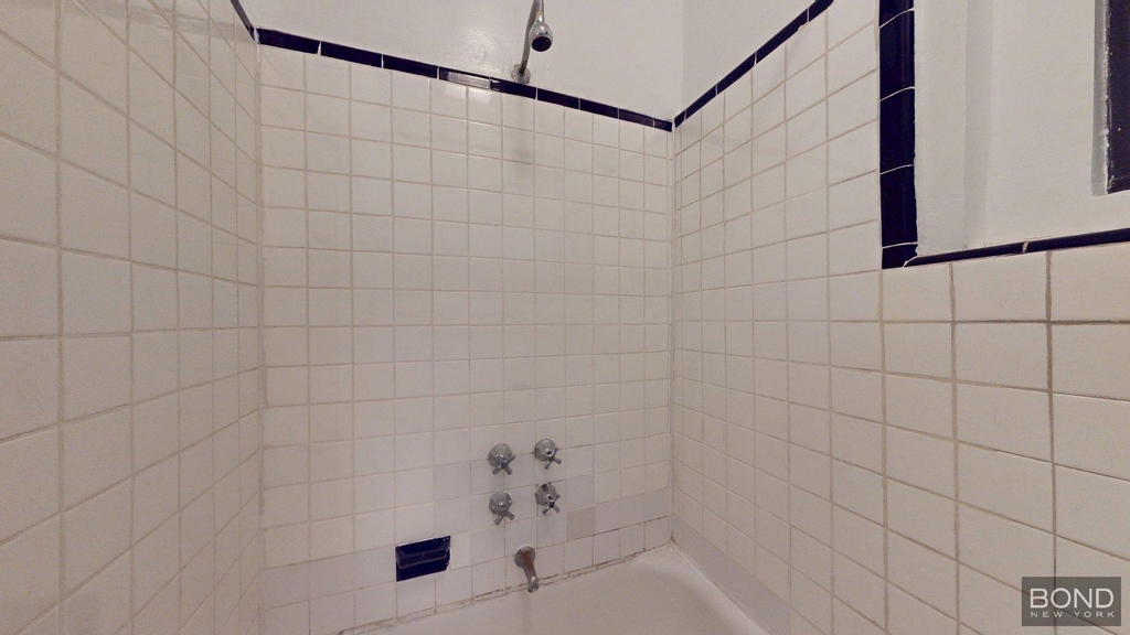 West 10th Street - Photo 3