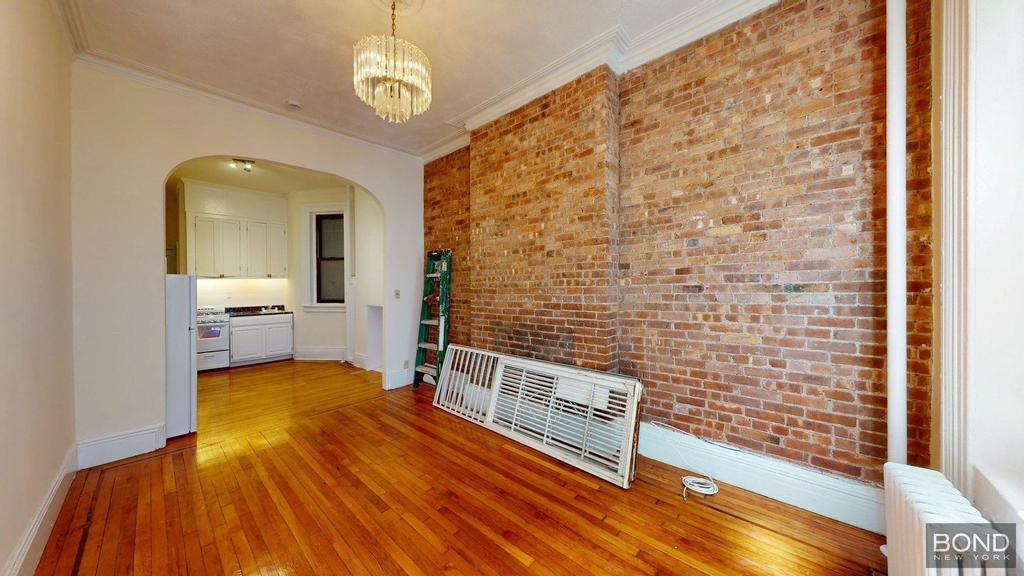 West 10th Street - Photo 0