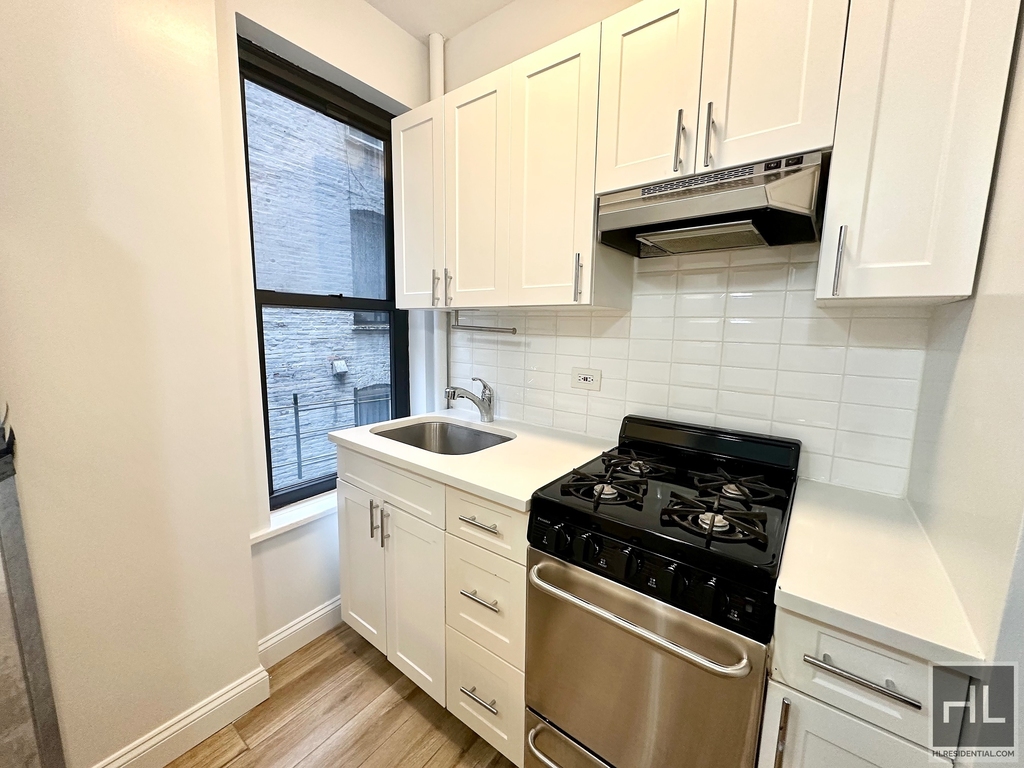 York Avenue - Photo 1
