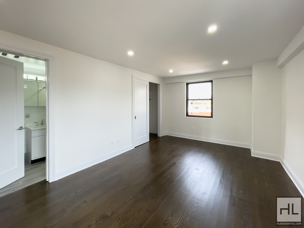 E 16 St - Photo 2