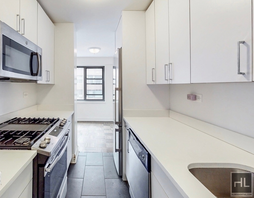 East 56 Street - Photo 1
