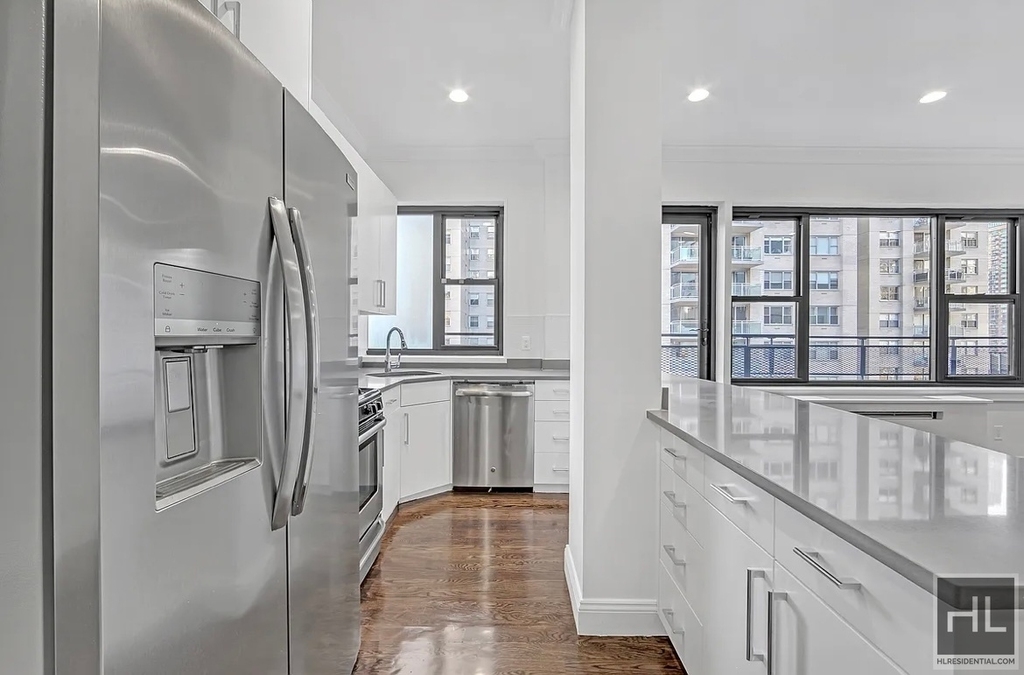 East 56 Street - Photo 0