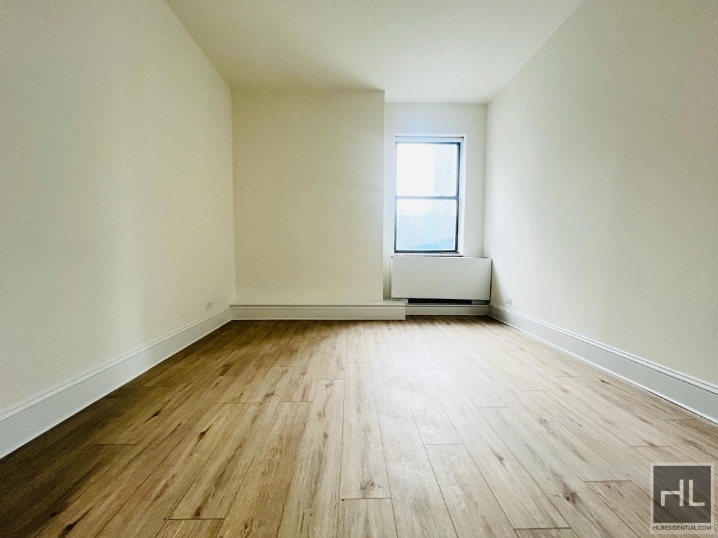 West 34th Street - Photo 3