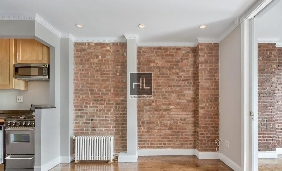 Tenth Avenue - Photo 3