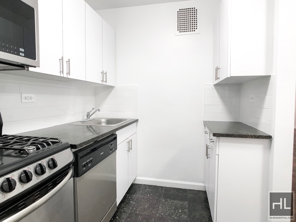 E 82 St - Photo 1