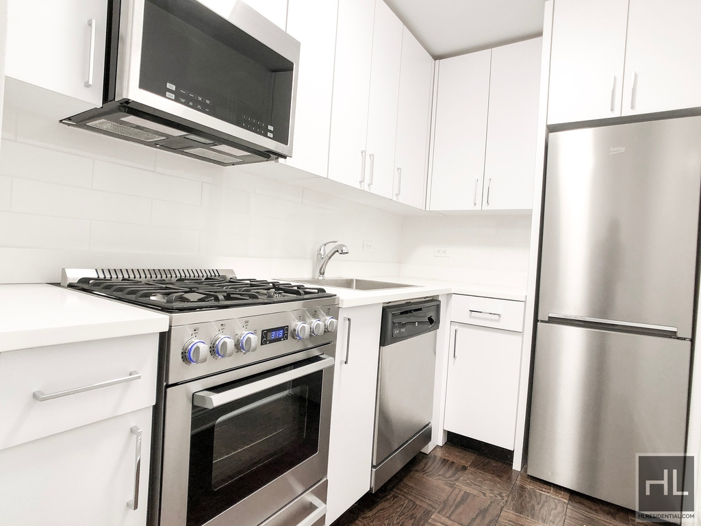 E 82 St - Photo 3