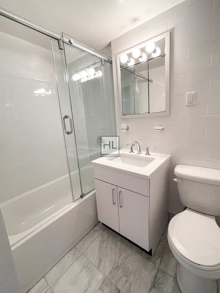 E 16 St - Photo 4