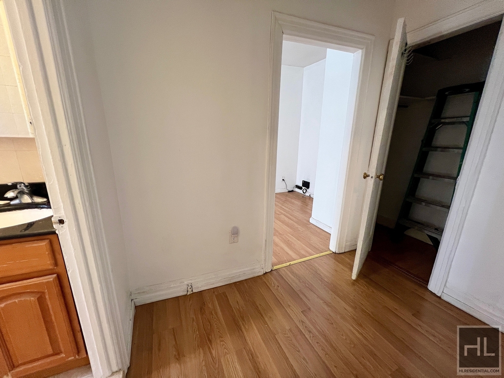 35-25 Crescent Street - Photo 3