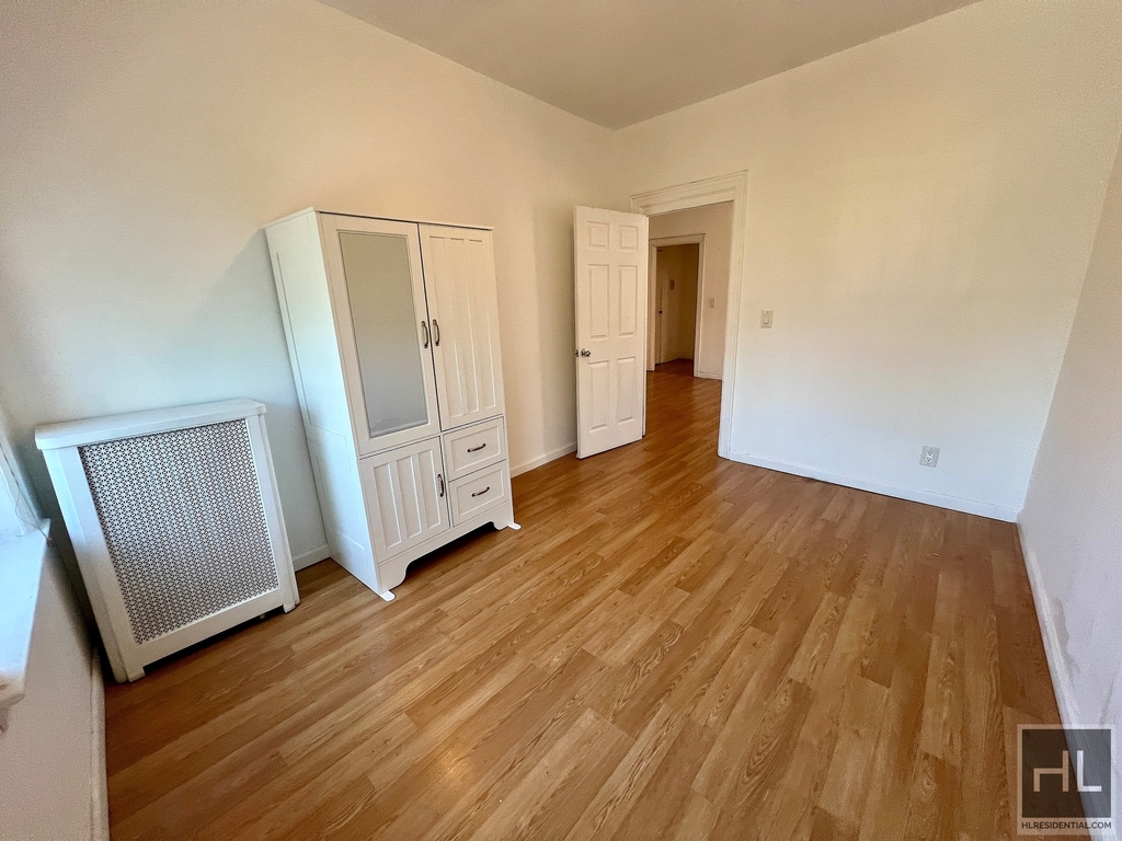 35-25 Crescent Street - Photo 9