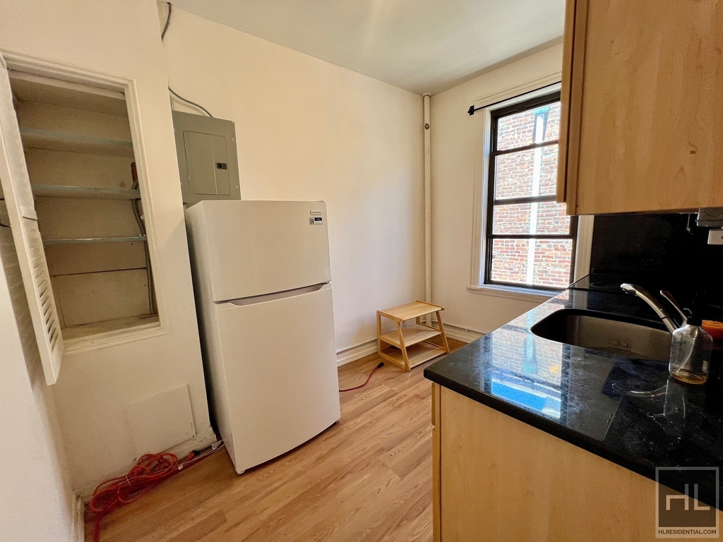 35-25 Crescent Street - Photo 6