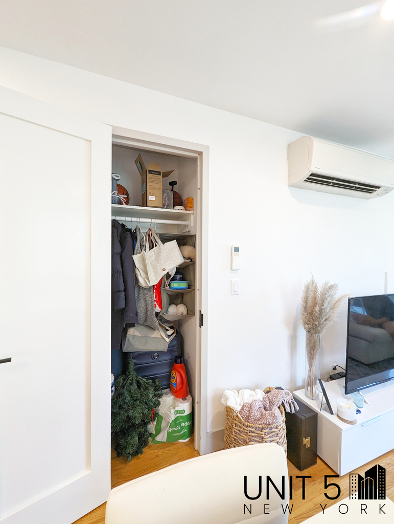 319 Graham Avenue - Photo 4