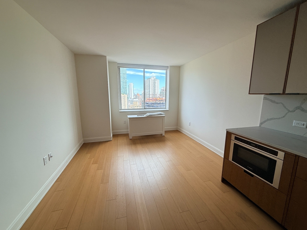 54th St & 1st Ave - Photo 5