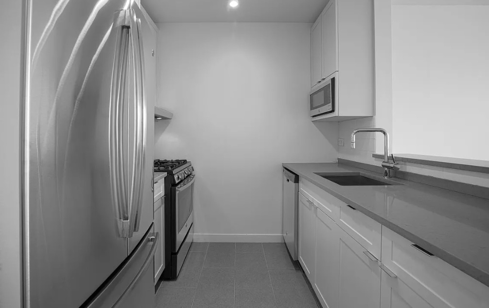 West 42nd Street - Photo 1