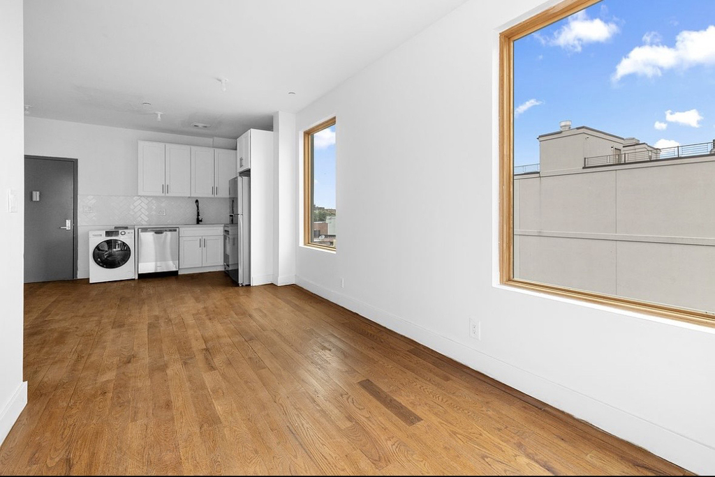 1010 Gates Avenue - Photo 1
