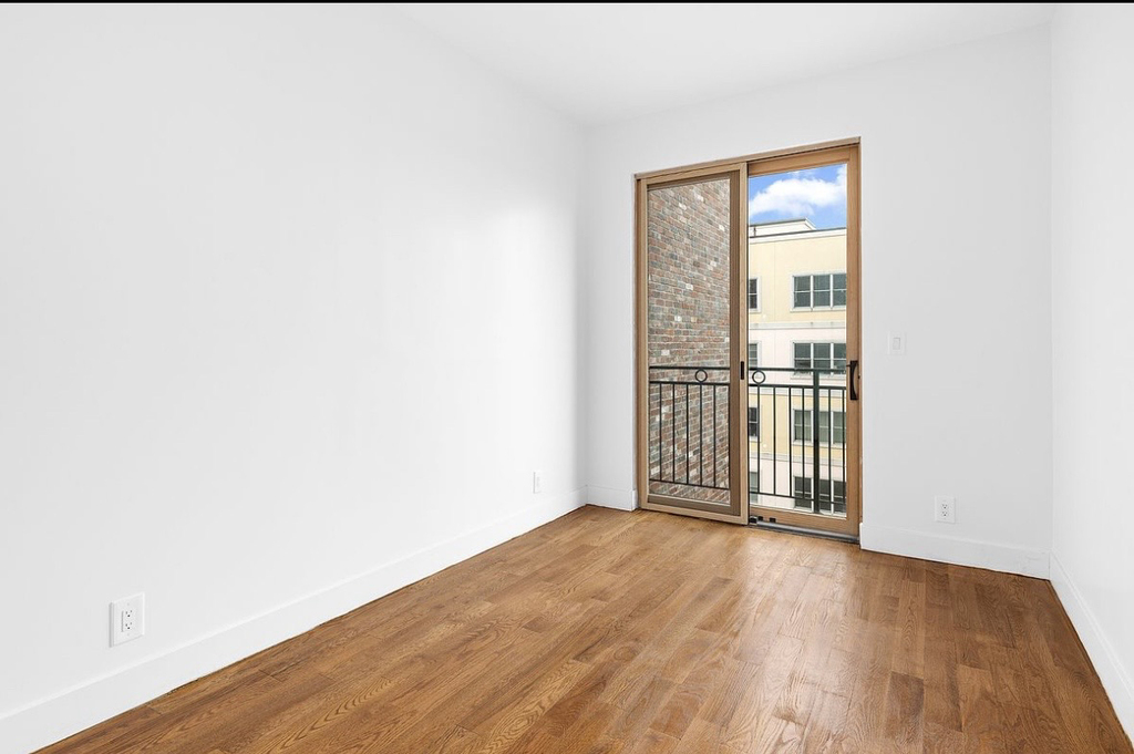 1010 Gates Avenue - Photo 4