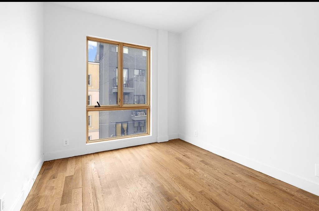 1010 Gates Avenue - Photo 2