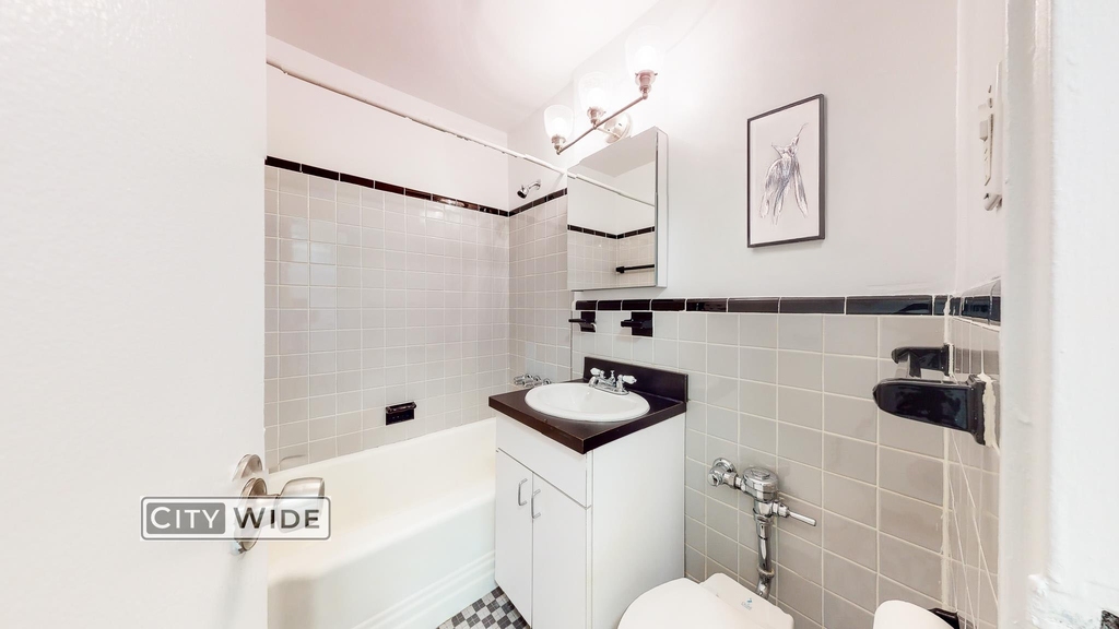 160 East 55th Street - Photo 2