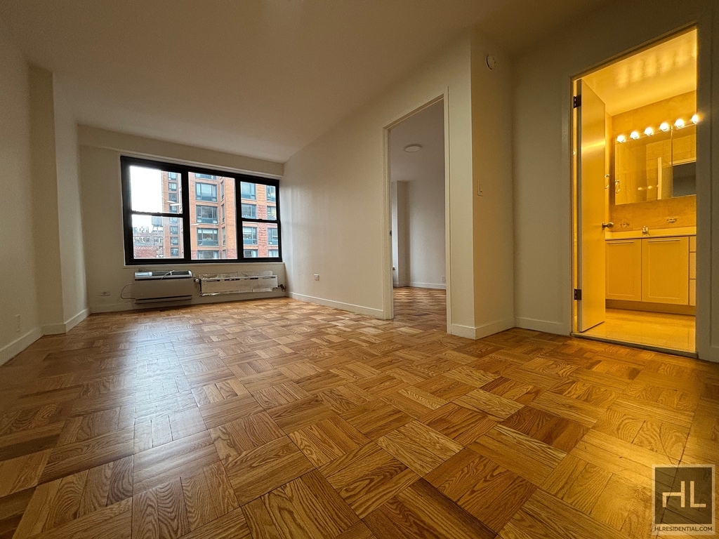 Fourth Avenue - Photo 1