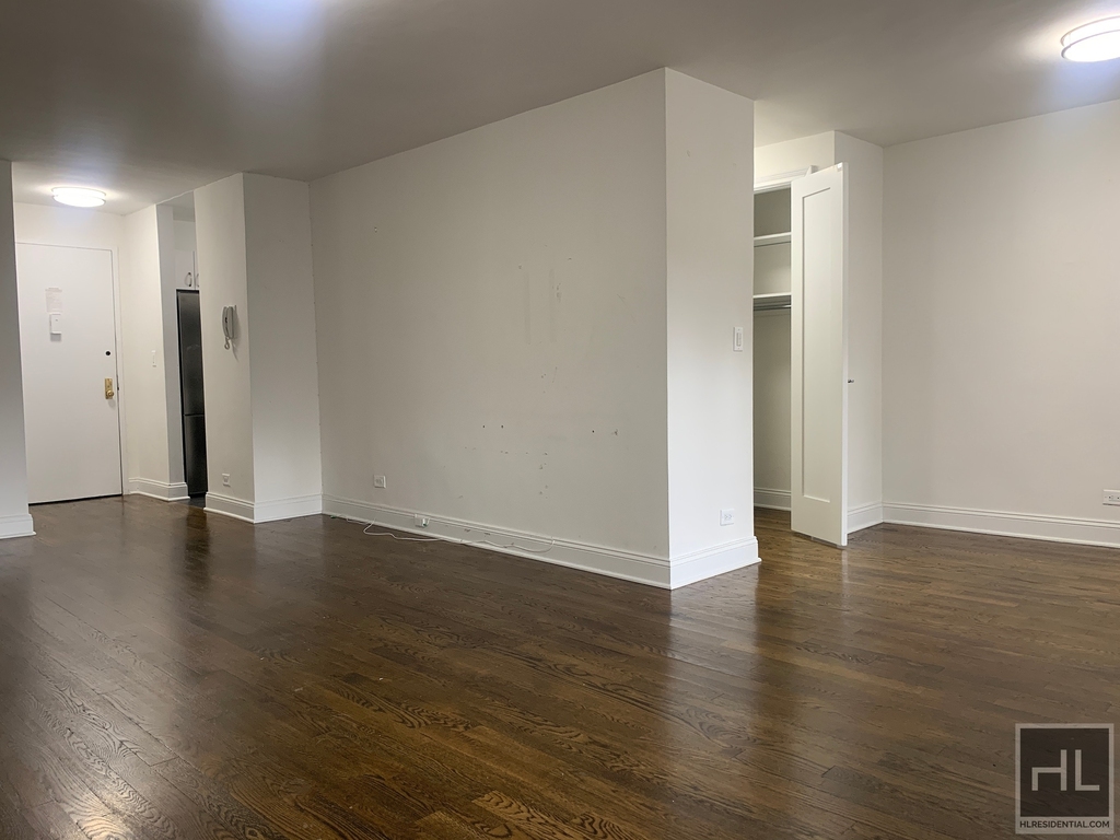 E 82 St - Photo 1