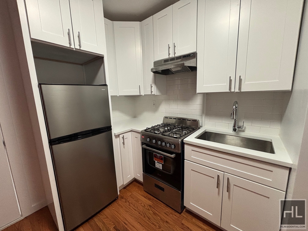 York Avenue - Photo 3