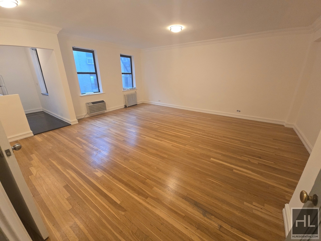 York Avenue - Photo 1