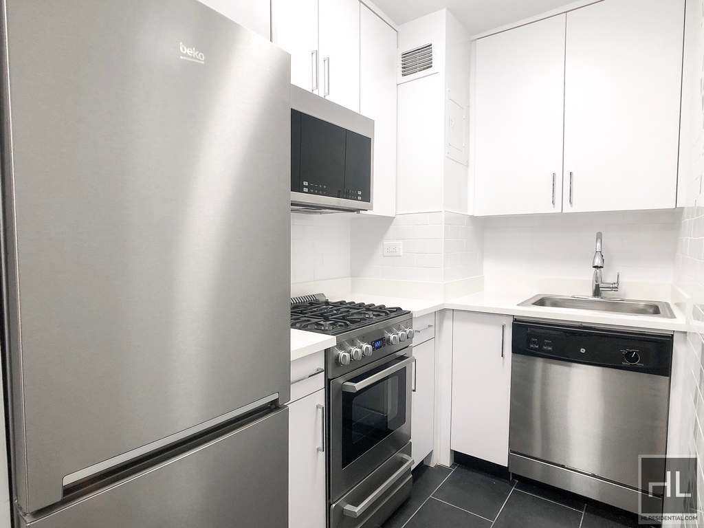 East 56 Street - Photo 1