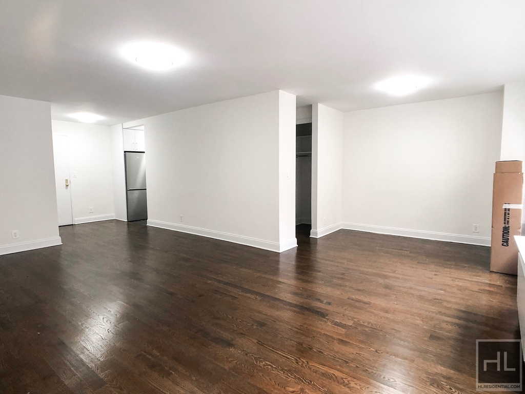 East 56 Street - Photo 0