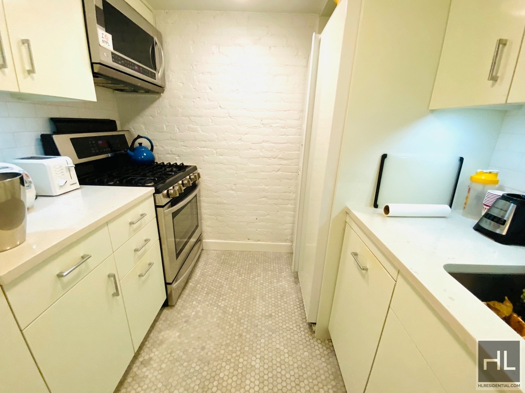 455 West 43 Street - Photo 4