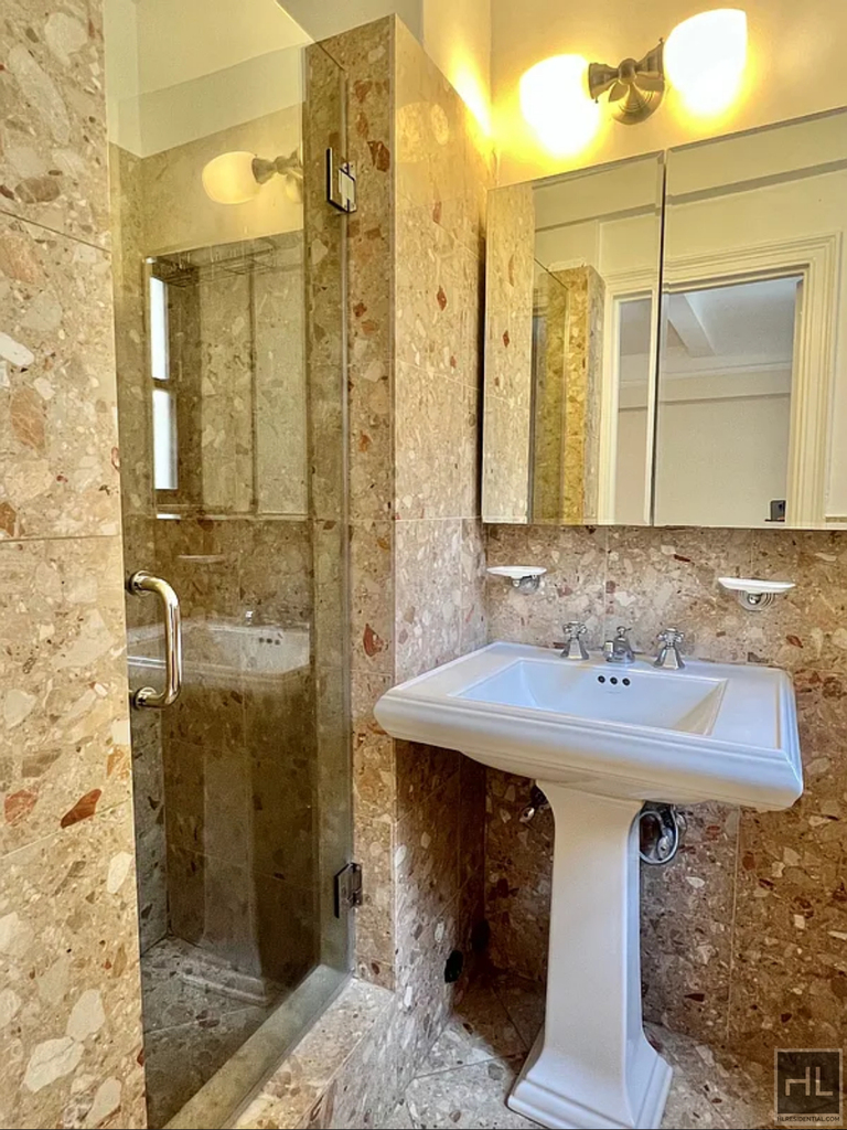 East 68 Street - Photo 4