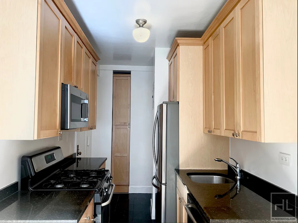 East 68 Street - Photo 1