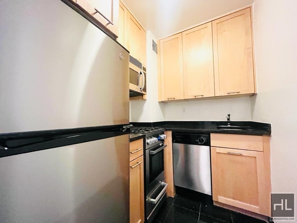 East 36 Street - Photo 3