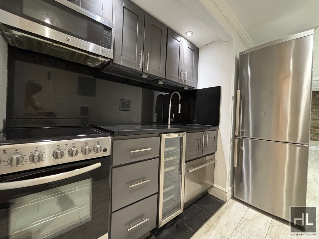 West 53 Street - Photo 2
