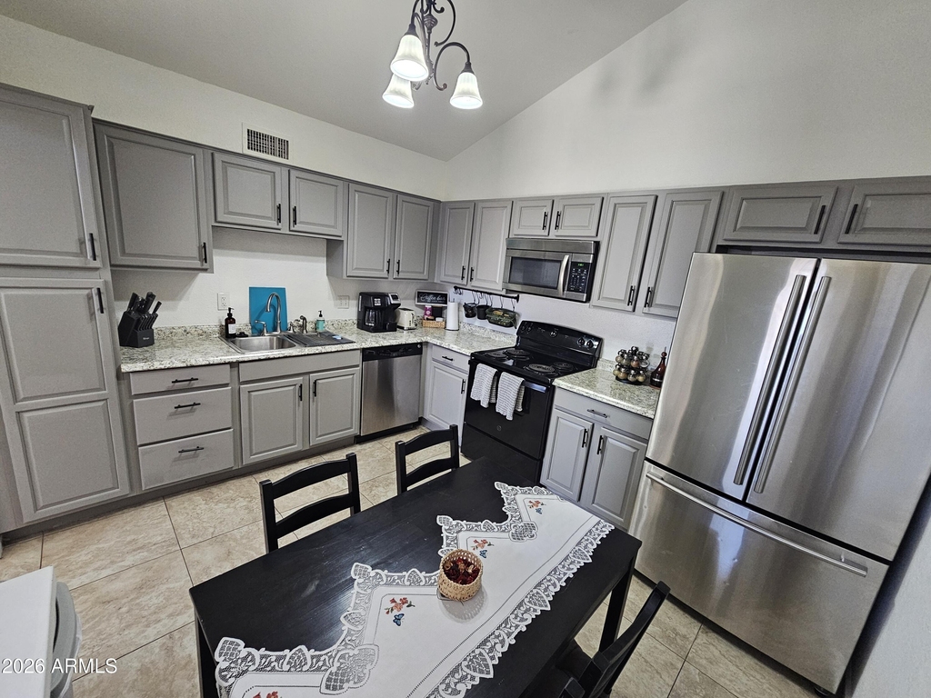 712 N Santa Barbara Street - Photo 2