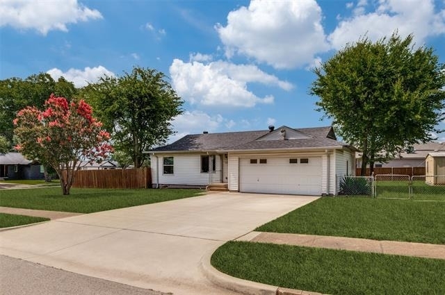 202 W Cherry Street - Photo 0