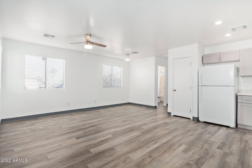 1026 E Fairmount Avenue - Photo 4