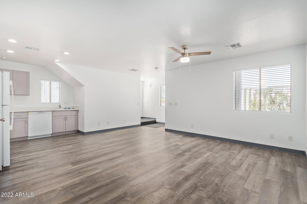 1026 E Fairmount Avenue - Photo 7