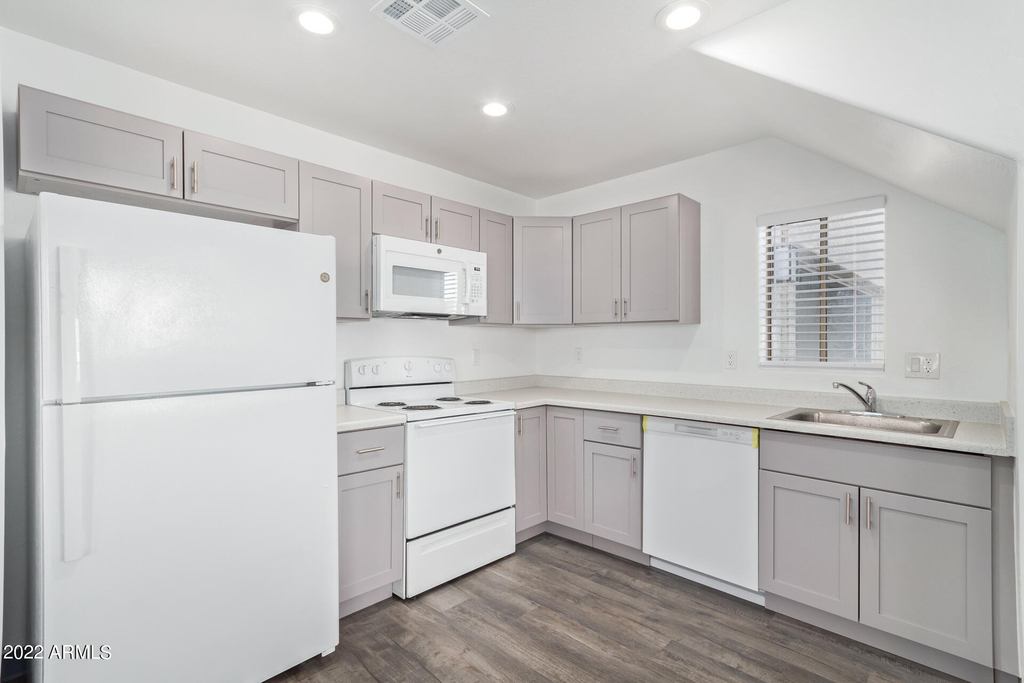 1026 E Fairmount Avenue - Photo 9