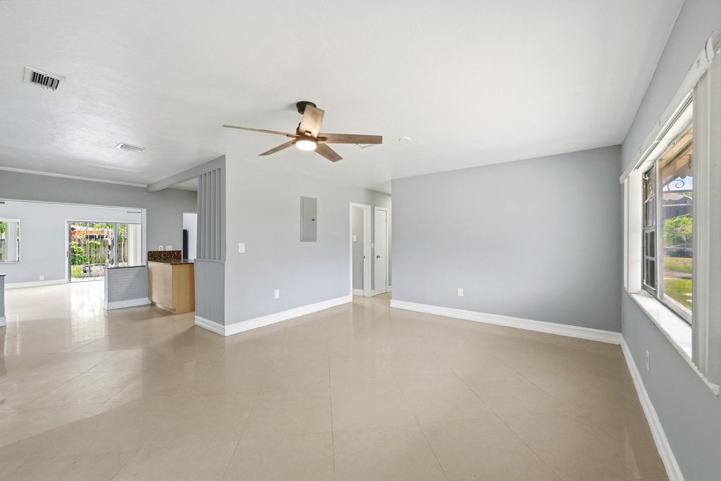 740 E Evanston Circle E - Photo 10