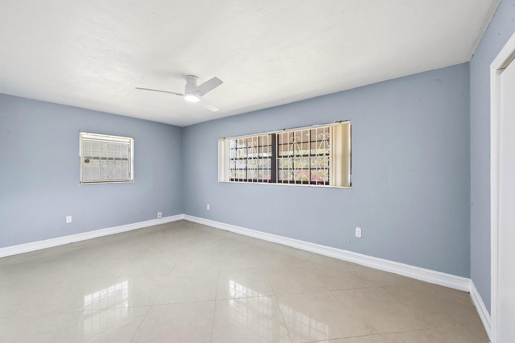 740 E Evanston Circle E - Photo 28